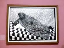 Photographie art Mali Afrique "La grande odalisque" du photographe malien Seydou Keita exposé au Grand Palais à Paris 