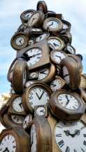 Heure temps changement pendules compressées du sculpteur Arman devant la gare Saint Lazare à Paris
