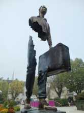 Le "voyageur" de Bruno Catalano exposé place Carnot à Beau par la Galerie Bartoux 