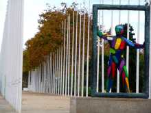 Statue de Robert Llimos, place des volontaires du village olympique de 1992 reflétant le syncrétisme multicolore de la ville 