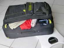 bagages voyages toujours des difficultés pour fermer sa valise au dernier moment 