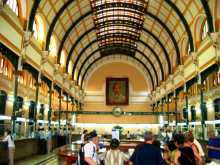 L'intérieur de la grande poste de Saïgon au Vietnam, un reste de patrimoine de l'époque française 