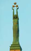 Milda, la statue de la liberté de l'est de l'Europe à Riga en Lettonie 