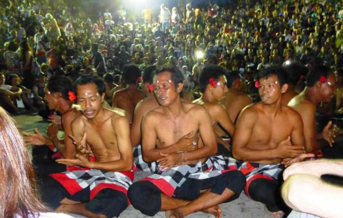 Uluwatu Indonésie Bali danse théâtre hindouisme spéctacle kecak falaises temple Le cercle des hommes psalmodiant le kecak dans l'amphithéâtre d'Uluwatu au couchant