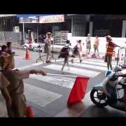 Embedded thumbnail for A Chiang Mai en Thaïlande : quand des enfants règlent la circulation 