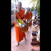 Embedded thumbnail for L&amp;#039;aumône matinale aux moines de Luang Prabang (Laos)