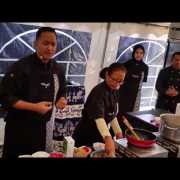 Embedded thumbnail for La recette de &amp;quot;sambal goreng udang&amp;quot; du chef balinais Degan