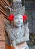Indonésie Bali île art beauté Statue hindoue parée de fleurs d'hibiscus et d'une ceinture en tissu
