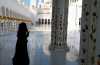 Mosquée Abu Dhabi : ombres et reflets dans la cour intérieure 
