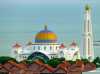 Asie du Sud est Malaisie Malacca Melaka Hollande chinois religions cultes La Masjid Selat Melaka, mosquée construite sur l'eau en bord de mer en 2006