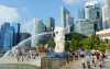 Asie du sud-est Singapour modernisme tours skyline Merlion Park Le "merlion" crachant de l'eau au pied des tours de Singapour 