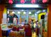 Une boutique de douceurs du quartier chinois le soir mettant en valeur le fameux un fruit local, le durian