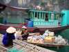 Vietnam Baie d'Halong Une commerçante en pleine négo