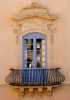Méditerranée Italie Sicile Noto fenêtres balcons Mur crème, rembarde galbée, fenêtre pompeuse, reflet du monument d'en face dans les vitres 