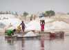 Afrique de l'Ouest Sénégal Lac Rose production de sel salines Sur les rives commence un fastidieux transbordement manuel, affaire de femmes