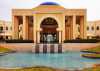Dans le Dhofar désertique à Oman, les hôtels de luxe pompent l'eau douce pour leurs piscines, leurs fontaines et leurs pelouses.