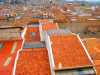 Des tuiles rouges à perte de vue sur les toits de Cuenca en Equateur