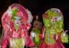 Des couleurs pimpantes et des masques de poupées de porcelaine