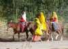 Cavaliers en habits de fête colorés croisés sur les chemins (Ethiopie)