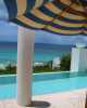 Caraïbes Antilles Leeward Island Anguilla Bleu de la mer, bleu du ciel, bleu de la piscine, bleu du parasol 